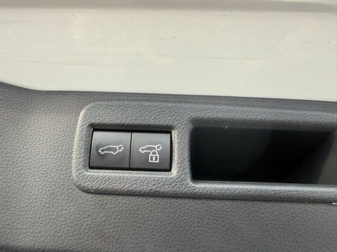 Used 2022 Toyota Venza Limited w/ Advanced Technology Package image 18