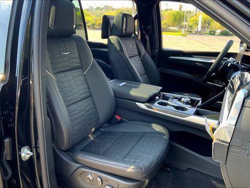 New 2026 Cadillac Escalade ESV V w/ LPO, ONYX Package AWD/4WD image 19