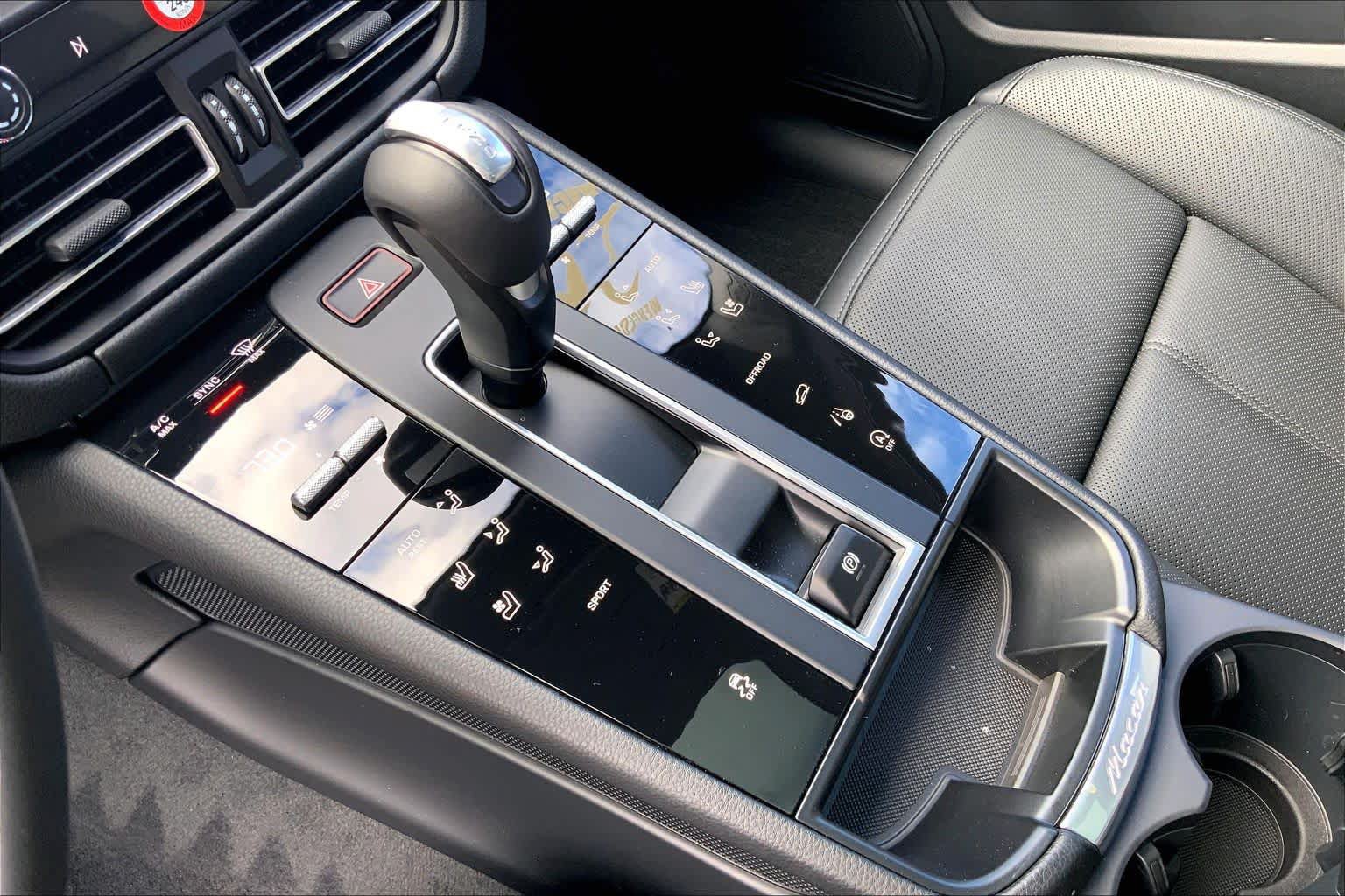 Used 2026 Porsche Macan AWD/4WD image 15