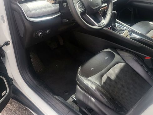 Used 2025 Jeep Compass Latitude w/ Sun & Sound Group AWD/4WD image 3