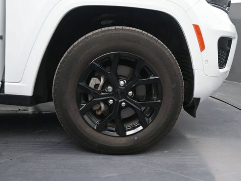 Used 2024 Jeep Grand Cherokee Altitude AWD/4WD image 37