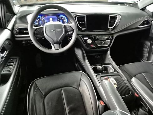 Used 2025 Chrysler Pacifica Limited FWD image 10