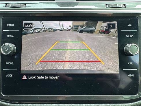 Used 2022 Volkswagen Tiguan SE w/ Panoramic Sunroof Package image 23