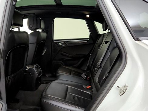 Used 2021 Porsche Macan image 32