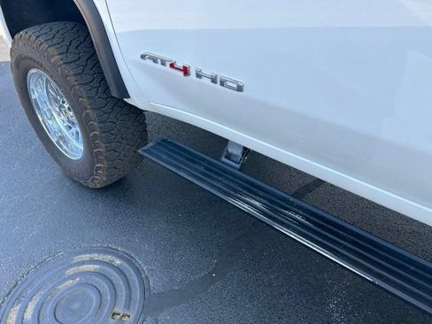 Used 2022 GMC Sierra 2500 AT4 w/ AT4 Preferred Package AWD/4WD image 11