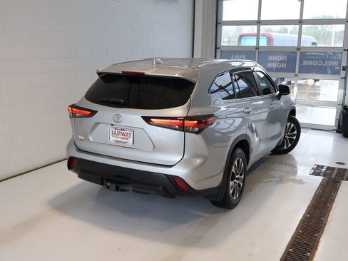 Used 2024 Toyota Highlander XLE AWD/4WD image 44