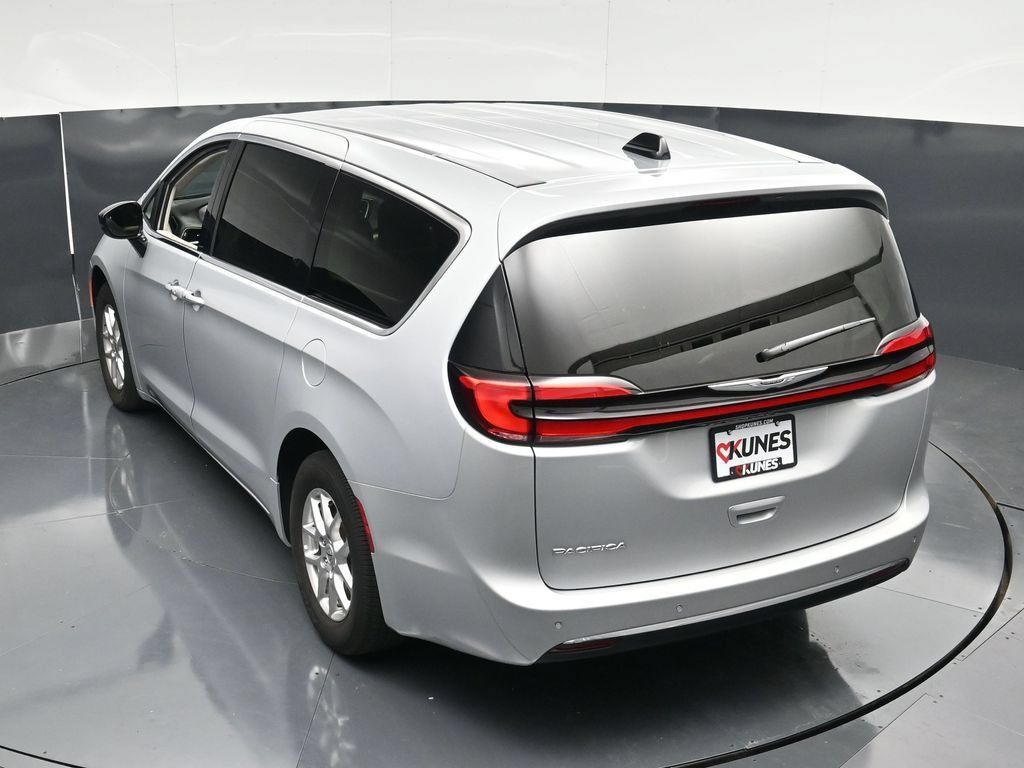 Used 2024 Chrysler Pacifica Touring-L FWD image 51