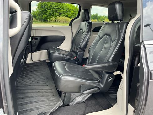 Used 2018 Chrysler Pacifica Limited w/ Tire & Wheel Group FWD image 22