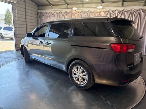 Used 2017 Kia Sedona LX w/ LX Essentials Premium Package FWD image 6