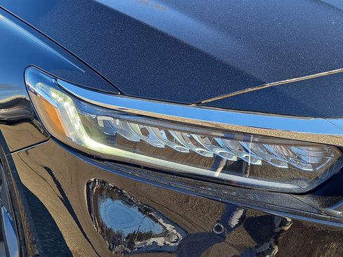 Used 2018 Honda Accord Touring image 10