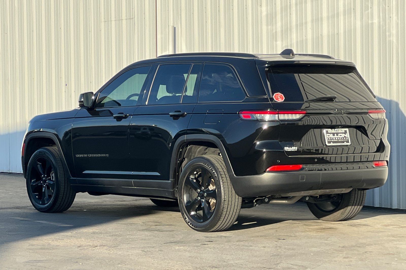 Used 2023 Jeep Grand Cherokee Altitude AWD/4WD image 9