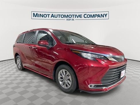 Used 2023 Toyota Sienna XLE w/ XLE Plus Package image 1