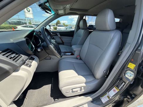 Used 2011 Toyota Highlander Limited w/ Tow Pkg AWD/4WD image 19