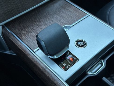 Used 2025 Land Rover Range Rover SE image 25