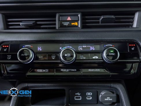 Used 2025 Honda Pilot TrailSport image 21