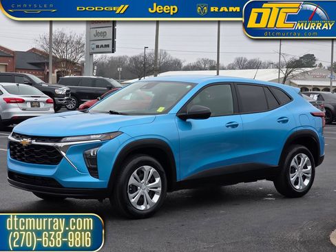 Used 2025 Chevrolet Trax LS image 2