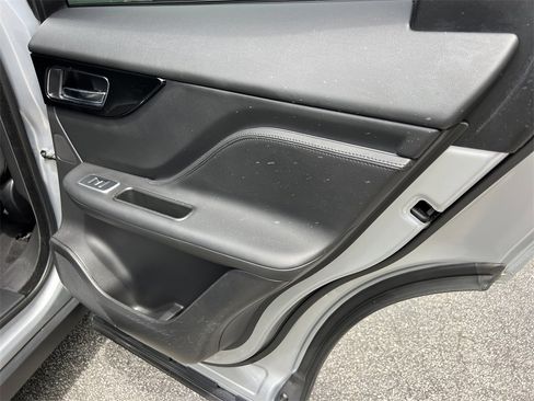 Used 2020 Jaguar F-PACE Premium image 14