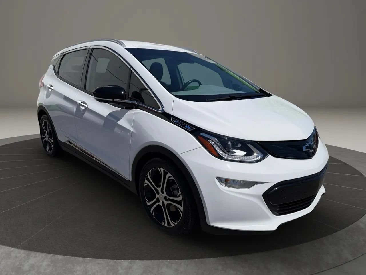 Used 2019 Chevrolet Bolt Premier w/ Infotainment Package FWD image 4
