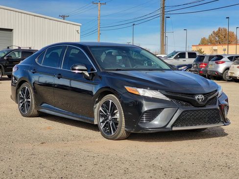 Used 2019 Toyota Camry XSE image 3