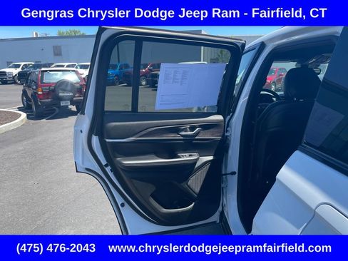 Used 2024 Jeep Grand Cherokee Limited w/ Black Appearance Package AWD/4WD image 30