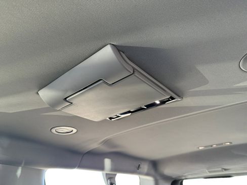 Used 2018 Chevrolet Suburban LT image 13