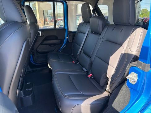 Used 2025 Jeep Wrangler Unlimited Sahara w/ Safety Group AWD/4WD image 31