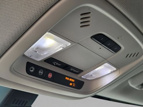 Used 2021 Chevrolet Traverse LT image 11