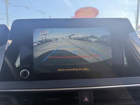 Used 2025 Toyota Prius LE FWD image 20