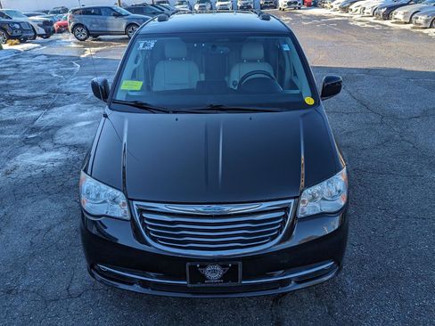 Used 2013 Chrysler Town & Country Touring image 4