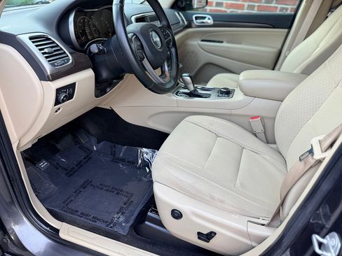 Used 2018 Jeep Grand Cherokee Laredo AWD/4WD image 29
