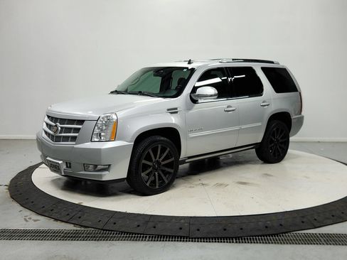 Used 2014 Cadillac Escalade Premium RWD image 4