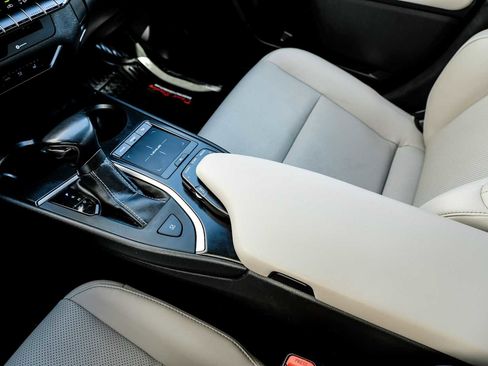 Used 2019 Lexus UX 200 image 24