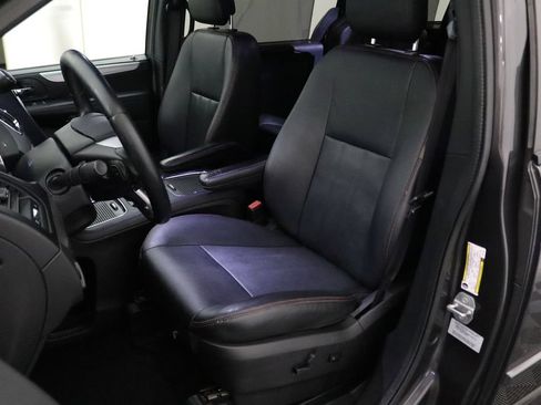 Used 2016 Dodge Grand Caravan R/T w/ Driver Convenience Group FWD image 11