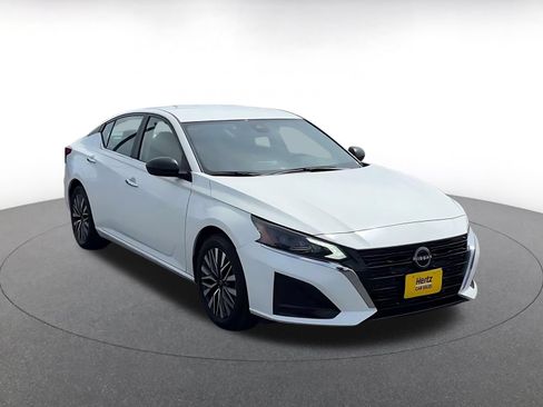 Used 2025 Nissan Altima 2.5 SV FWD image 3