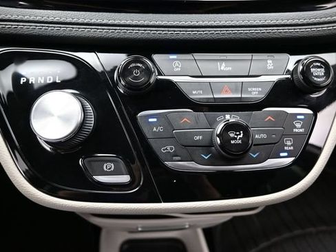 Certified 2022 Chrysler Pacifica Touring-L AWD/4WD image 45