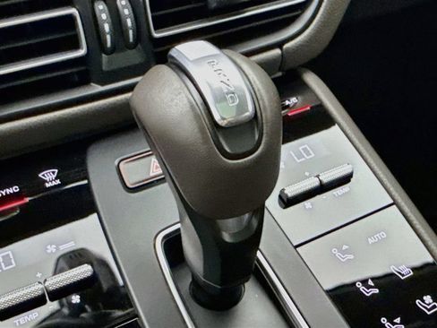 Certified 2025 Porsche Macan AWD/4WD image 21