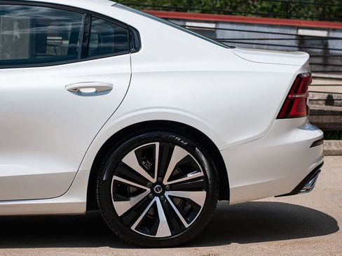 Certified 2022 Volvo S60 B5 Momentum w/ Premium Package AWD/4WD image 4