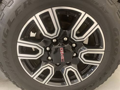 Used 2023 GMC Sierra 2500 AT4 w/ AT4 Premium Plus Package image 24