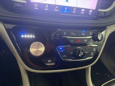 Used 2023 Chrysler Pacifica Limited FWD image 27
