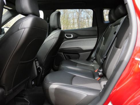 Used 2025 Jeep Compass Latitude w/ Sun & Sound Group AWD/4WD image 27