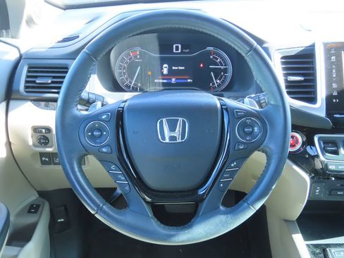 Used 2017 Honda Pilot Touring image 6