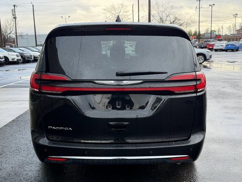 Used 2024 Chrysler Pacifica Touring-L image 6