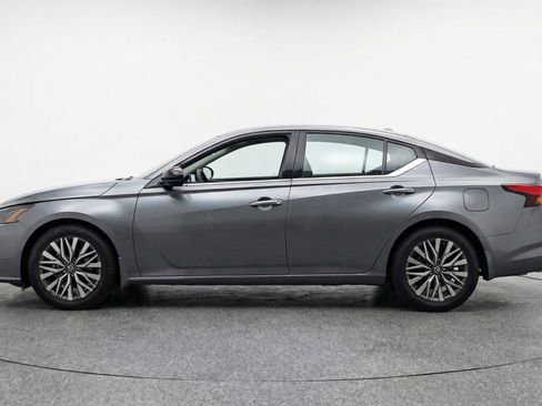 Used 2025 Nissan Altima 2.5 SV image 11