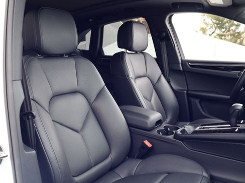 Certified 2025 Porsche Macan AWD/4WD image 24