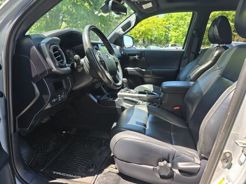 Used 2018 Toyota Tacoma TRD Off-Road AWD/4WD image 15