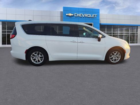 Used 2023 Chrysler Voyager LX image 6