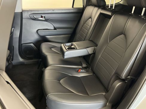 Used 2024 Toyota Highlander XLE AWD/4WD image 24