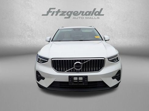 Used 2023 Volvo XC40 B4 Plus image 2