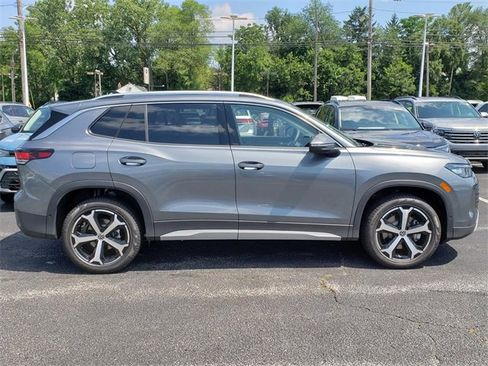 New 2025 Volkswagen Tiguan SE image 2