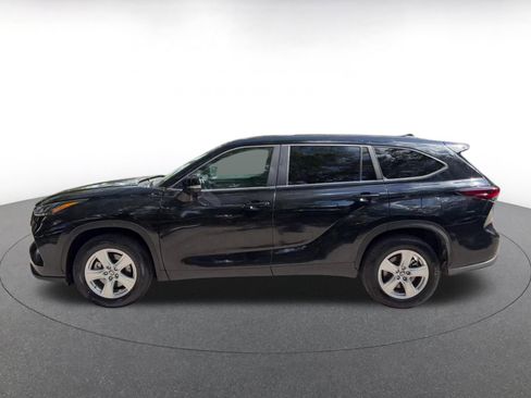 Used 2025 Toyota Highlander LE FWD image 9